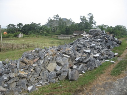 Dân hoang mang trước nguy cơ vỡ đê - 3