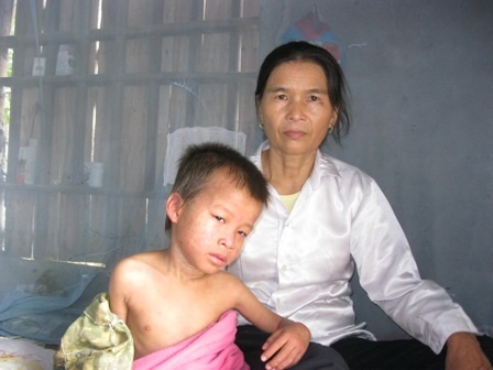 Thương cảnh đứa bé mồ côi nhiễm H. - 2