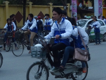 Học sinh vô tư đầu trần “lượn lờ” xe đạp điện