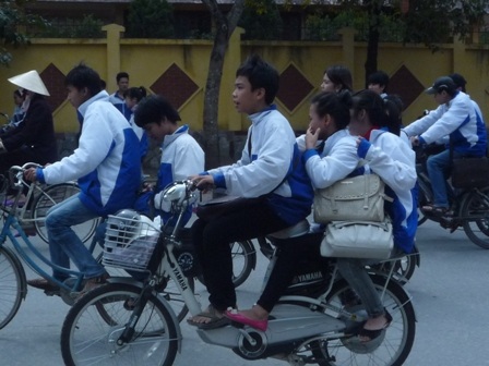 Học sinh vô tư đầu trần “lượn lờ” xe đạp điện