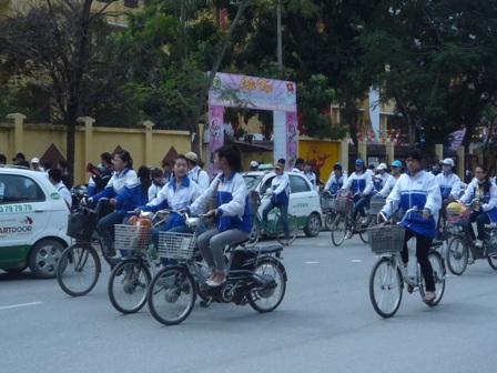 Học sinh vô tư đầu trần “lượn lờ” xe đạp điện