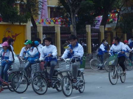 Học sinh vô tư đầu trần “lượn lờ” xe đạp điện