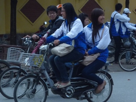 Học sinh vô tư đầu trần “lượn lờ” xe đạp điện
