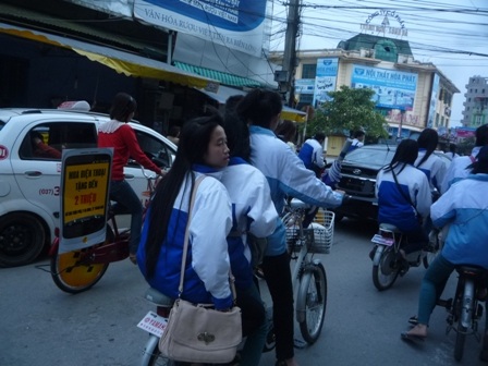 Học sinh vô tư đầu trần “lượn lờ” xe đạp điện