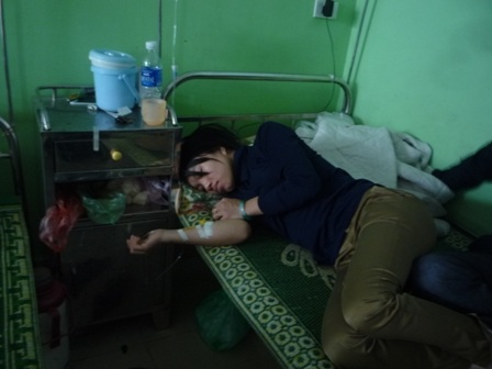 Phạt 1,5 triệu đồng chủ quản đổ keo 502 vào tay công nhân  - 1