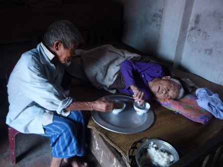 Cảnh sống lay lắt của “hai ngọn đèn trước gió” - 3