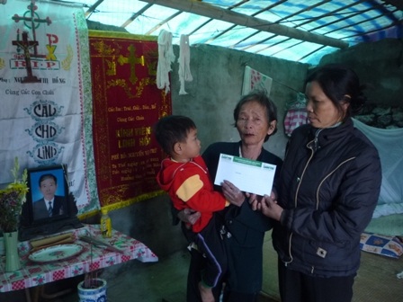 Mẹ con, bà cháu ở trong nhà kho chứa muối nhận quà bạn đọc - 1