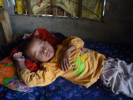 Cháu bé mồ côi nhiễm H nhận quà bạn đọc - 1