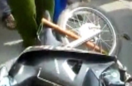 Xôn xao clip dùi cui cắm bánh xe máy - 1