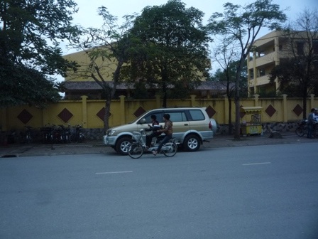 Học sinh vô tư đầu trần “lượn lờ” xe đạp điện