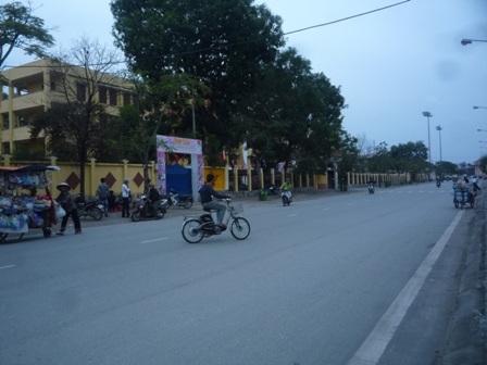 Học sinh vô tư đầu trần “lượn lờ” xe đạp điện