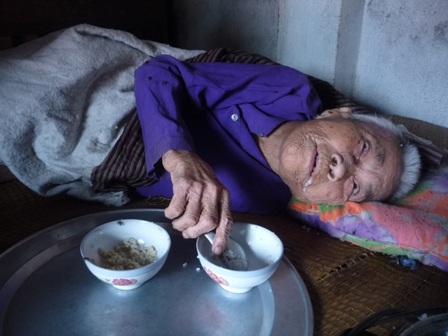 Cảnh sống lay lắt của “hai ngọn đèn trước gió” - 1