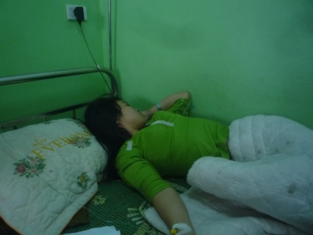 Không truy tố chủ quản đổ keo 502 vào tay công nhân - 1