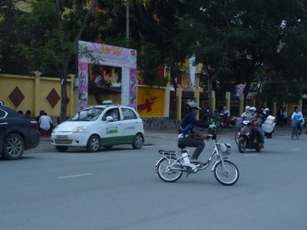 Học sinh vô tư đầu trần “lượn lờ” xe đạp điện