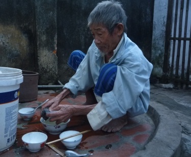 Cảnh sống lay lắt của “hai ngọn đèn trước gió” - 4