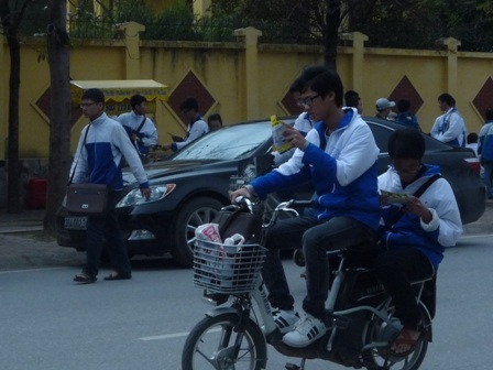 Học sinh vô tư đầu trần “lượn lờ” xe đạp điện