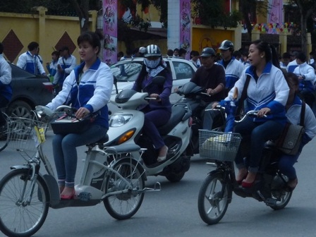 Học sinh vô tư đầu trần “lượn lờ” xe đạp điện