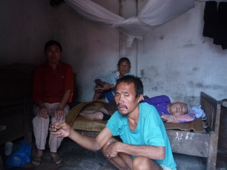 Cảnh sống lay lắt của “hai ngọn đèn trước gió” - 2