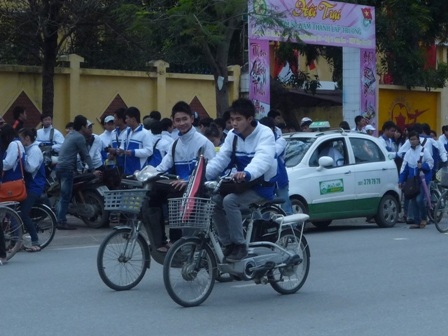 Học sinh vô tư đầu trần “lượn lờ” xe đạp điện