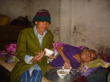 Sưởi ấm  “hai ngọn đèn trước gió” trong mùa đông giá lạnh - 1