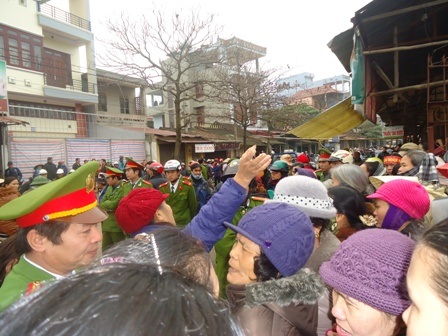 Vụ 800 tiểu thương giữ chợ: Tạm dừng khởi công xây chợ mới - 1