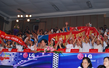 Cuồng nhiệt cổ vũ thí sinh Đường lên đỉnh Olympia 2011  - 21