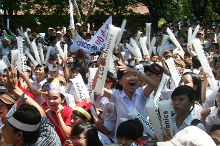 Cuồng nhiệt cổ vũ thí sinh Đường lên đỉnh Olympia 2011  - 17