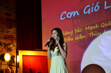Lưu học sinh “khoe” giọng hát trong “Sắc màu Việt Nam” - 4 Lưu học sinh “khoe” giọng hát trong “Sắc màu Việt Nam” - 4