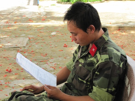 Lo cho môn Lý, nhiều thí sinh không về nhà nghỉ trưa - 1