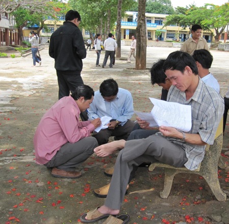 Lo cho môn Lý, nhiều thí sinh không về nhà nghỉ trưa - 2