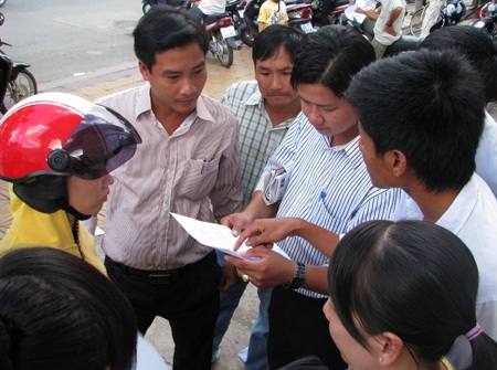 “Đứng ngồi không yên” chờ con làm bài thi - 5 “Đứng ngồi không yên” chờ con làm bài thi - 5