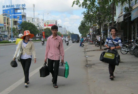 Lỉnh kỉnh đồ đạc, sĩ tử lên thành ôn thi - 2 Lỉnh kỉnh đồ đạc, sĩ tử lên thành ôn thi - 2