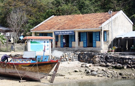 Chuyện những người “cõng chữ” ra đảo xa - 1 Chuyện những người “cõng chữ” ra đảo xa - 1