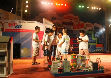 Những “công dân nhí” đầu tiên tốt nghiệp trại hè “Thành phố những người lớn tí hon”  - 3