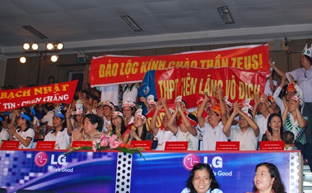 Cuồng nhiệt cổ vũ thí sinh Đường lên đỉnh Olympia 2011  - 20