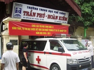 1 thí sinh bị cấp cứu khi đang làm bài thi  - 1