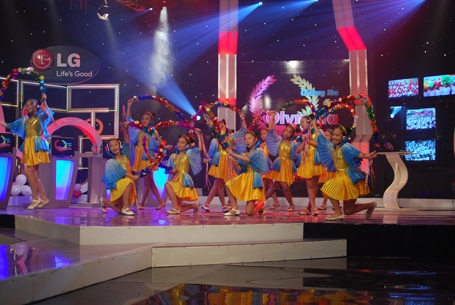 Cuồng nhiệt cổ vũ thí sinh Đường lên đỉnh Olympia 2011  - 18