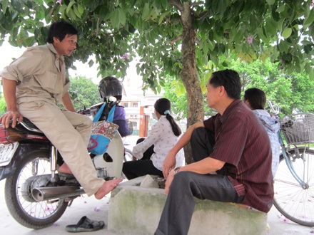 “Đứng ngồi không yên” chờ con làm bài thi - 4 “Đứng ngồi không yên” chờ con làm bài thi - 4