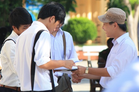 Đề Lý không lắt léo, thí sinh phấn khởi - 10