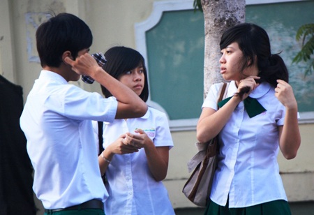 Thí sinh bước vào buổi thi đầu tiên - 6