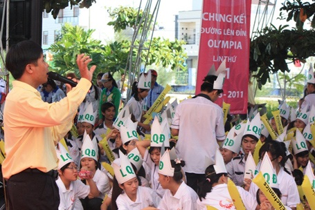 Cuồng nhiệt cổ vũ thí sinh Đường lên đỉnh Olympia 2011 - 4 Cuồng nhiệt cổ vũ thí sinh Đường lên đỉnh Olympia 2011 - 4