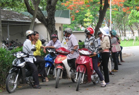 Lỉnh kỉnh đồ đạc, sĩ tử lên thành ôn thi - 4 Lỉnh kỉnh đồ đạc, sĩ tử lên thành ôn thi - 4