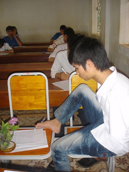 Viết bài thi tốt nghiệp THPT bằng... chân - 1 Viết bài thi tốt nghiệp THPT bằng... chân - 1