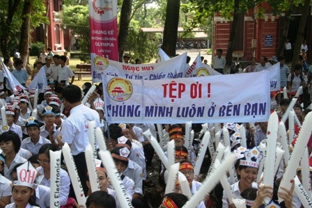 Cuồng nhiệt cổ vũ thí sinh Đường lên đỉnh Olympia 2011  - 12