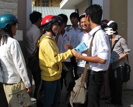 Lực lượng phát tờ rơi lại “bủa vây” trường thi - 2 Lực lượng phát tờ rơi lại “bủa vây” trường thi - 2