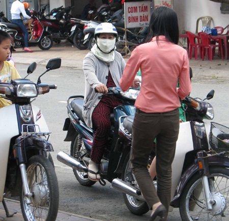 Lực lượng phát tờ rơi lại “bủa vây” trường thi - 1 Lực lượng phát tờ rơi lại “bủa vây” trường thi - 1