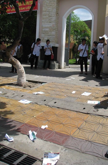 Lực lượng phát tờ rơi lại “bủa vây” trường thi - 3 Lực lượng phát tờ rơi lại “bủa vây” trường thi - 3