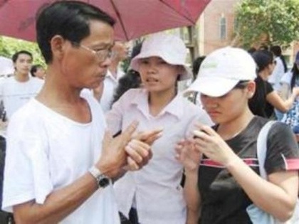 “Đứng ngồi không yên” chờ con làm bài thi - 2 “Đứng ngồi không yên” chờ con làm bài thi - 2