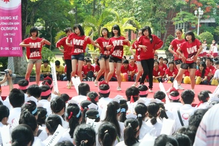 Cuồng nhiệt cổ vũ thí sinh Đường lên đỉnh Olympia 2011  - 11