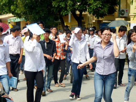 Thí sinh đội nắng đến làm thủ tục dự thi - 8